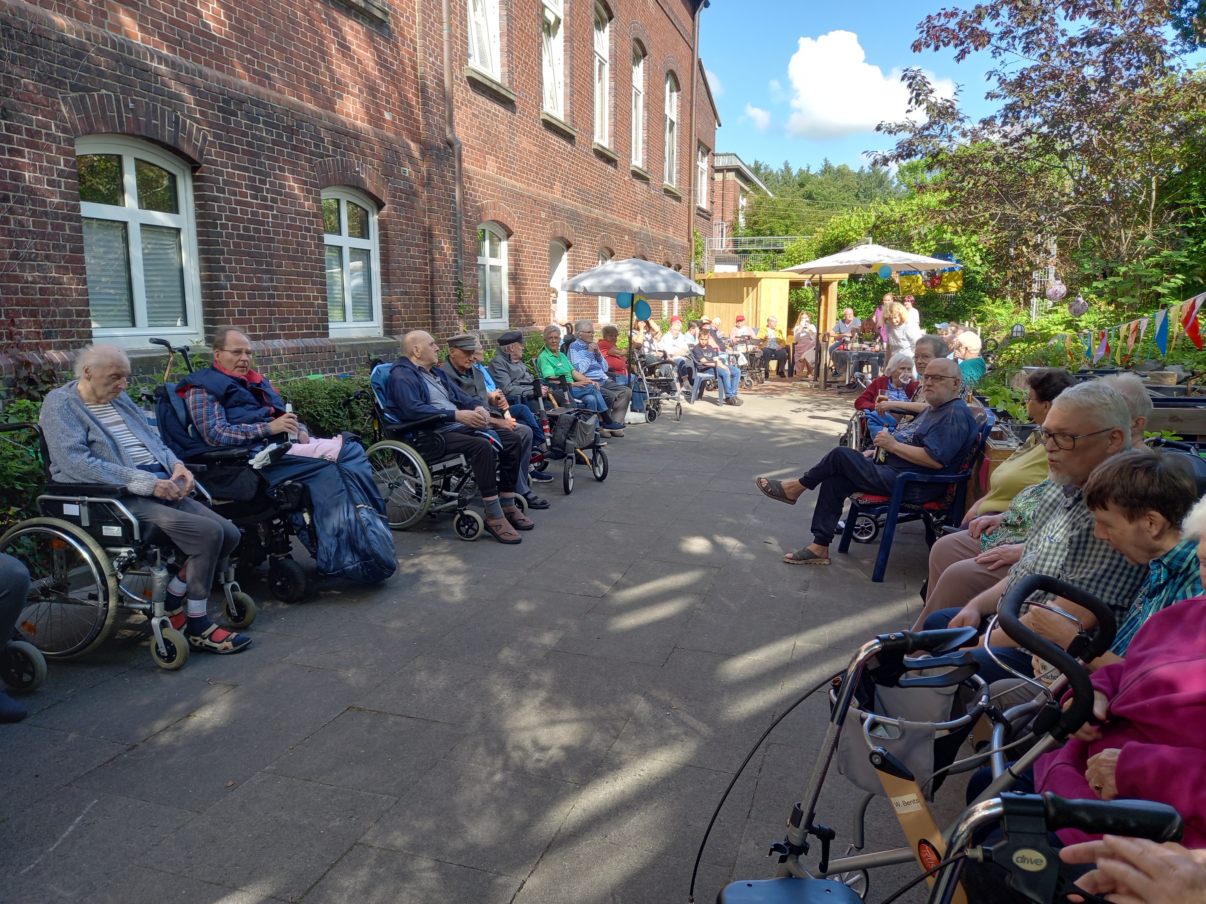 Der Spielmannszug Esens besucht das Peter-Friedrich-Ludwig-Stift in Esens.