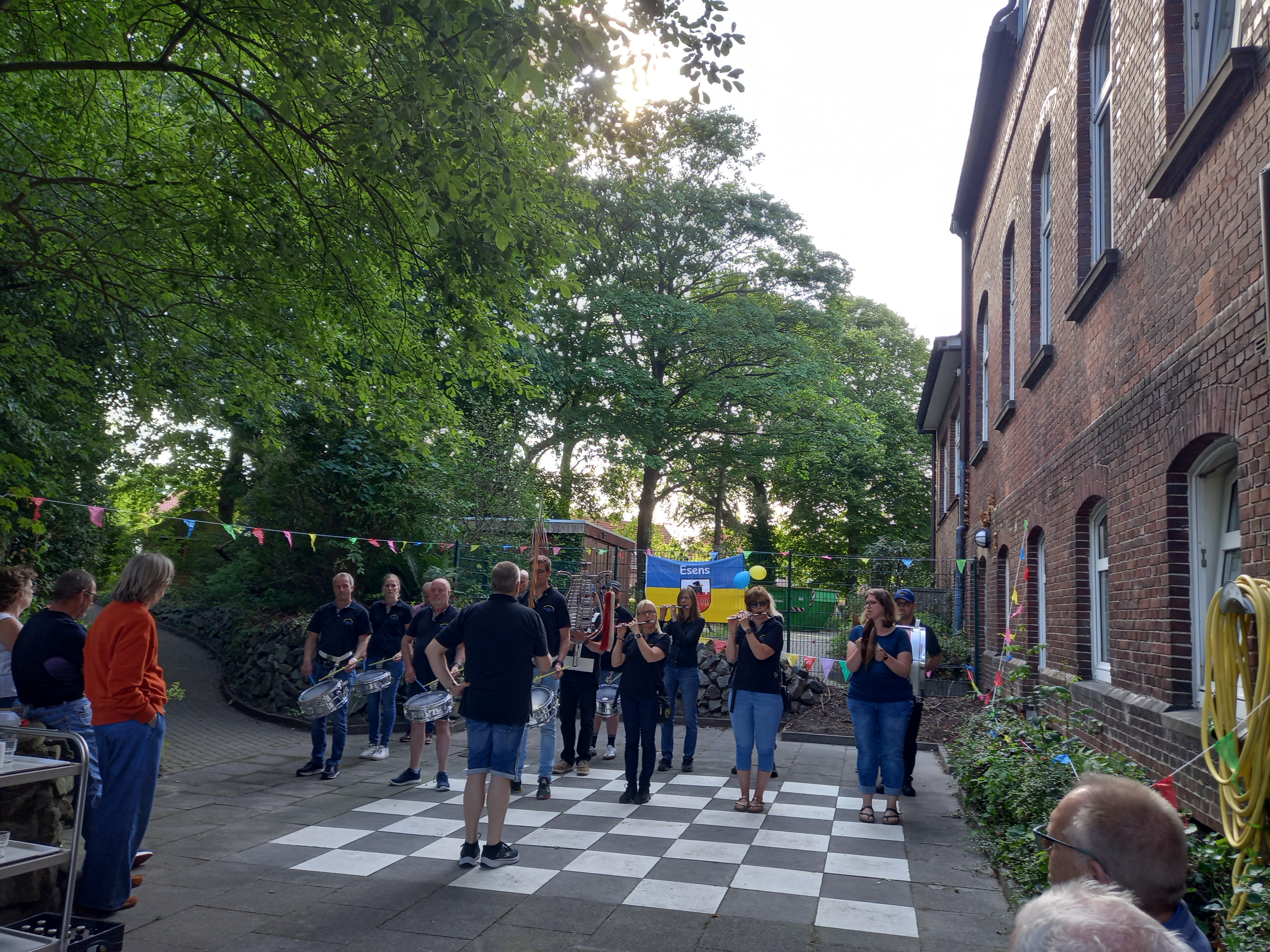 Der Spielmannszug Esens besucht das Peter-Friedrich-Ludwig-Stift in Esens.
